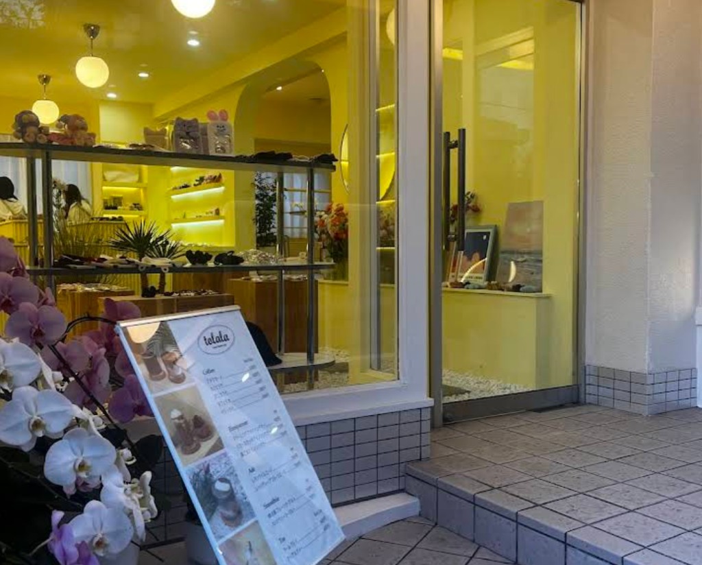 rara.y の店内・淡い照明のハンドメイドカフェ